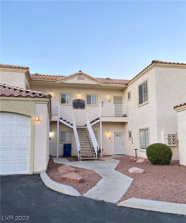 Primary Photo - 1900 N Torrey Pines Dr