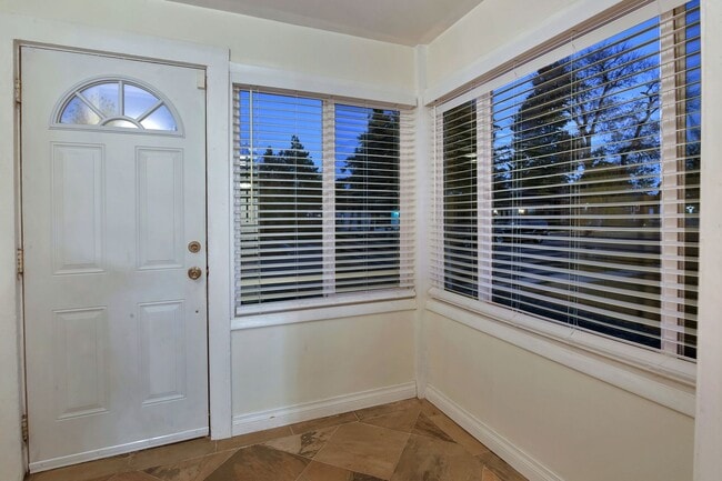 Foto del edificio - Charming 1924 Bungalow! 3 bedrooms and 1 b...