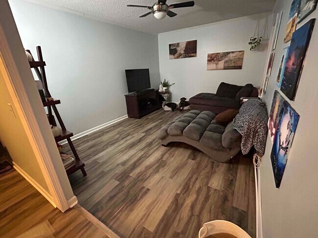 Foto del edificio - 8017 Marseilles Dr