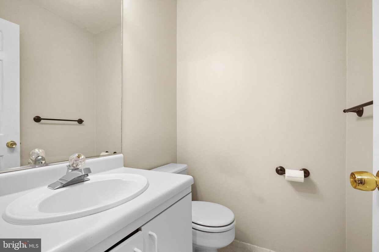 Primary Photo - 4202 Roland Ave
