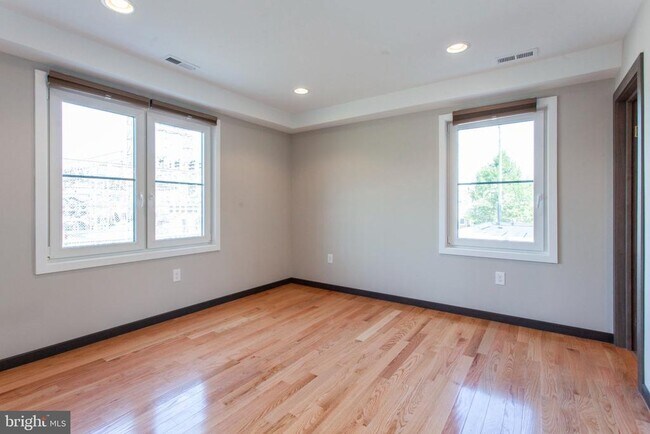 Foto del edificio - 2553 Montrose St