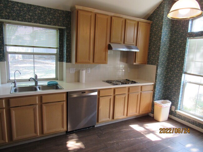 Building Photo - 9415 Pine Arbor