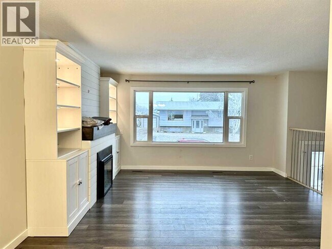 Photo du bâtiment - 9245-9299 99 Ave