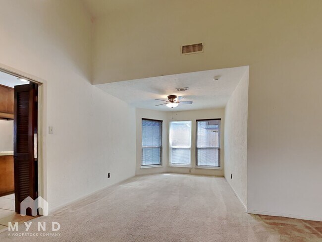 Foto del edificio - 7310 Treewater Dr