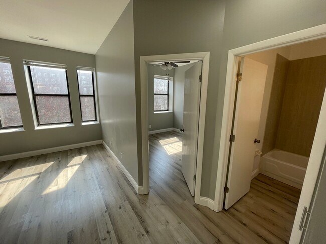 Foto del edificio - GORGEOUS 2/1 -  RENOVATED! Stainless, Granite, In Unit W/D