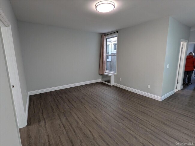 Foto del edificio - 205-17 Hollis Ave