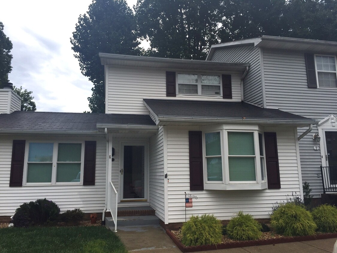 Primary Photo - 6 Carriage Way