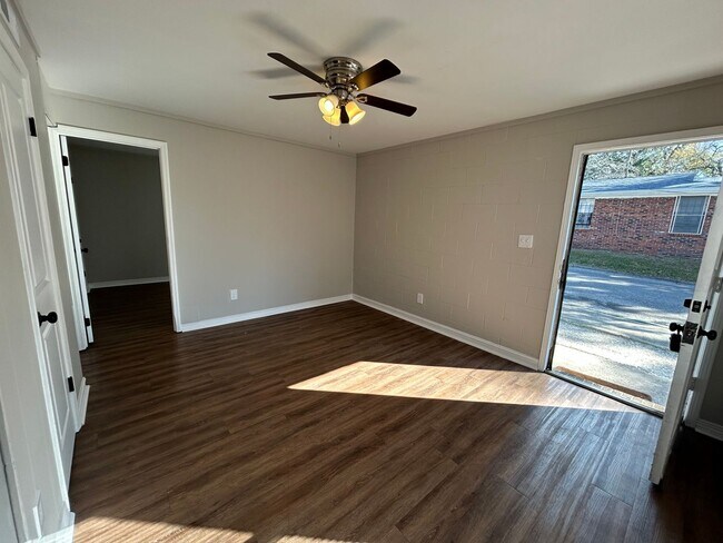 Foto del edificio - 2150 Saxon St