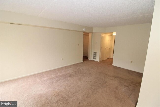 Building Photo - 8600A Village Square Dr