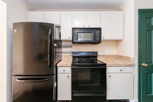 Building Photo - 3 Bedroom with Fenced in rear yard