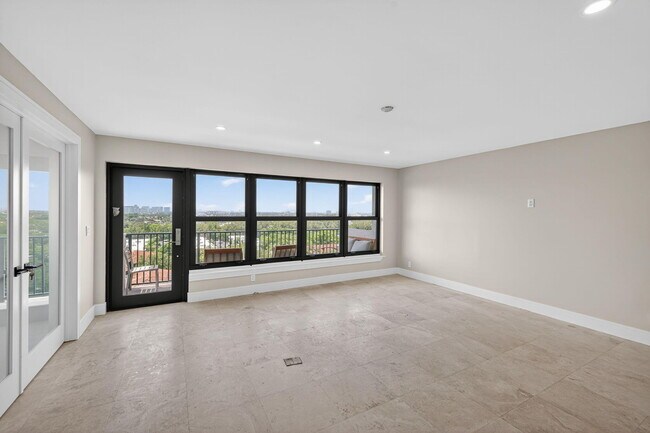 Building Photo - 3200 Port Royale Dr N