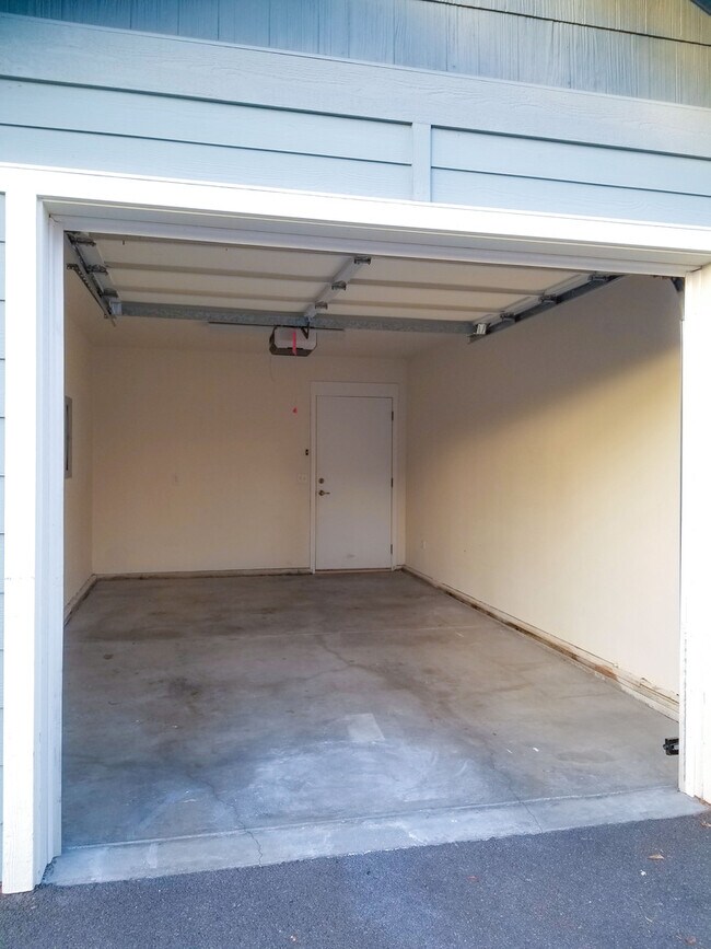 Foto del edificio - Great two bedroom, two bath unit in East Medford