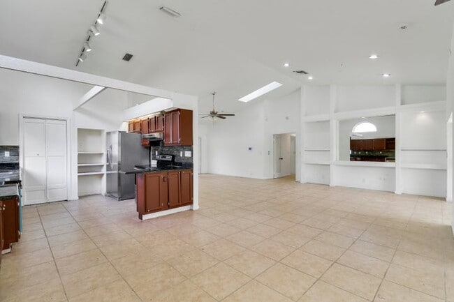 Building Photo - 14616 Autumn Ave