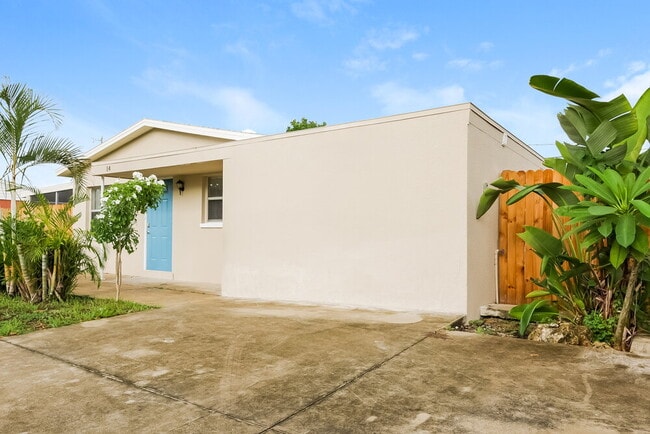 Building Photo - 14 Abaco St