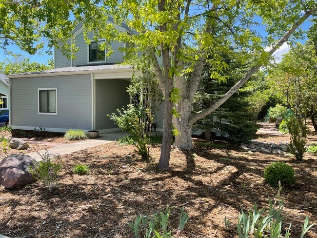 Building Photo - 1212 Redwood Ave