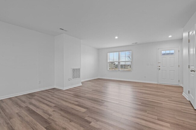 Foto del edificio - SHOWINGS CURRENTLY UNAVAILABLE!!!