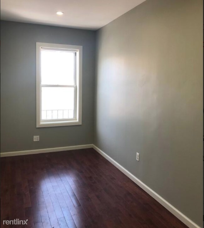 Building Photo - 2 br, 1 bath Apartment - 288 Graham Ave