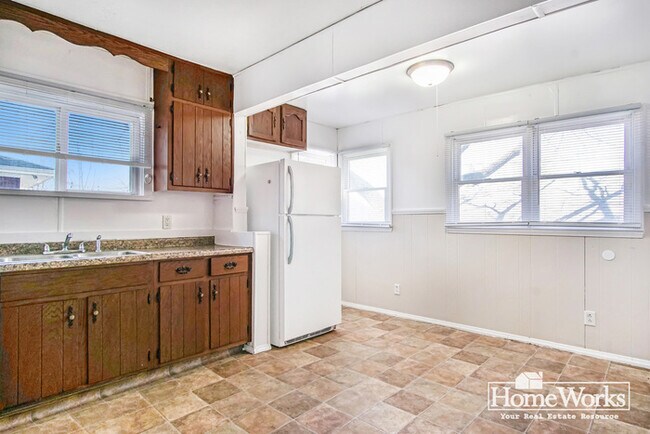 Building Photo - 729 S 32nd St