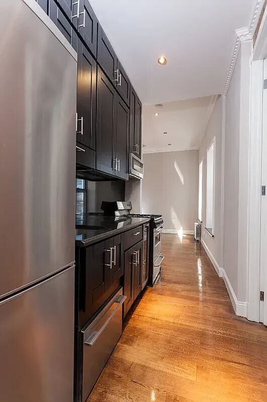 Building Photo - 326 E 100th St