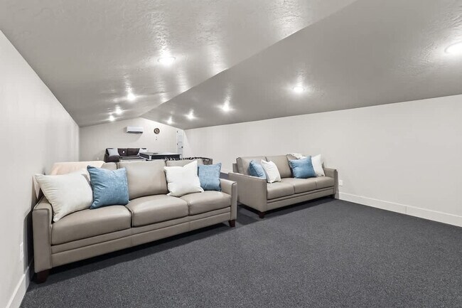 Building Photo - 303 CM Rdg Ln