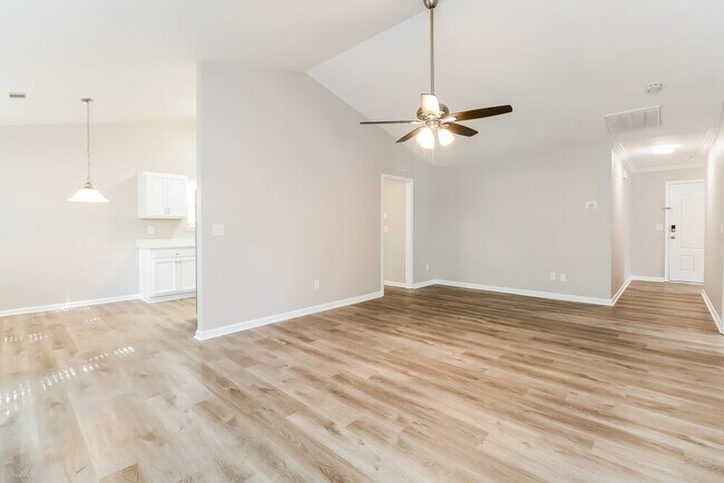 Building Photo - 310 Lakeside Point