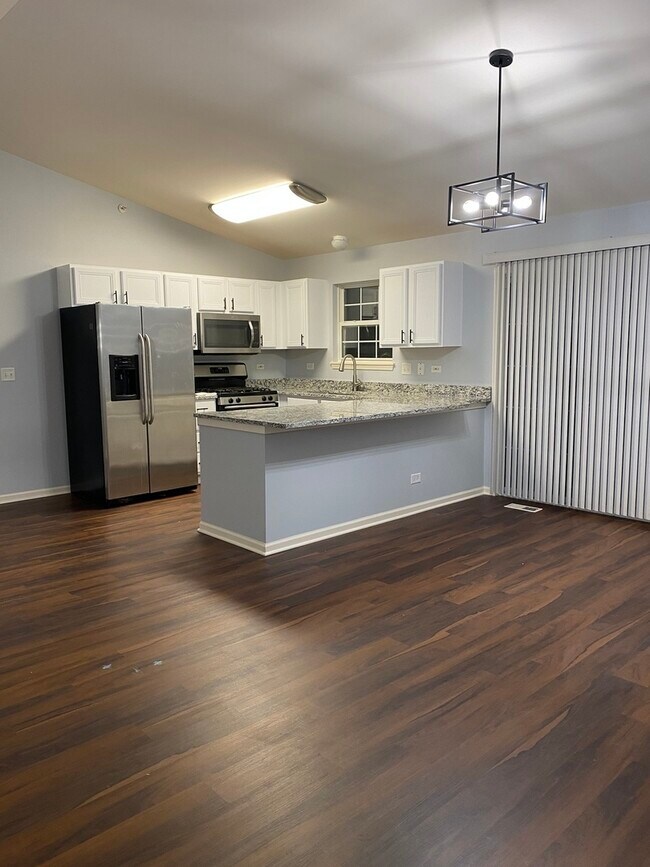 Building Photo - 979 Kensington Dr