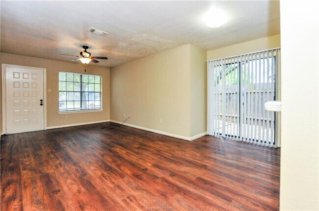 Building Photo - 1807 Woodsman Dr