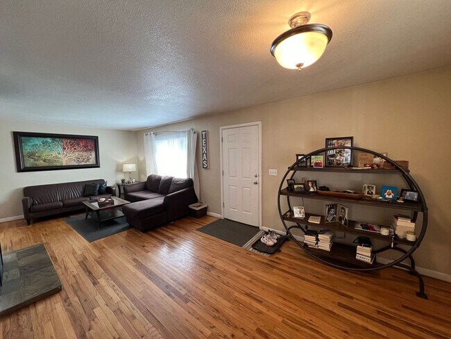 Building Photo - Fantastic 3 bed, 2 bath home in Harvey Park