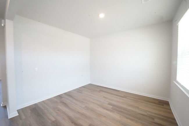 Foto del edificio - Available Now!