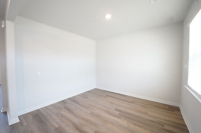 Foto del edificio - Coming Available!