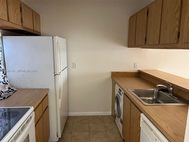 Foto del edificio - 8600 N Sherman Cir