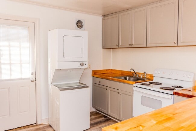 Building Photo - 2 Bed 1 Bath Near Regency Mall