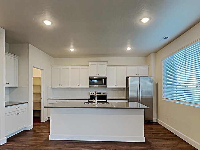 Foto del edificio - 954 N Barkvine Ave