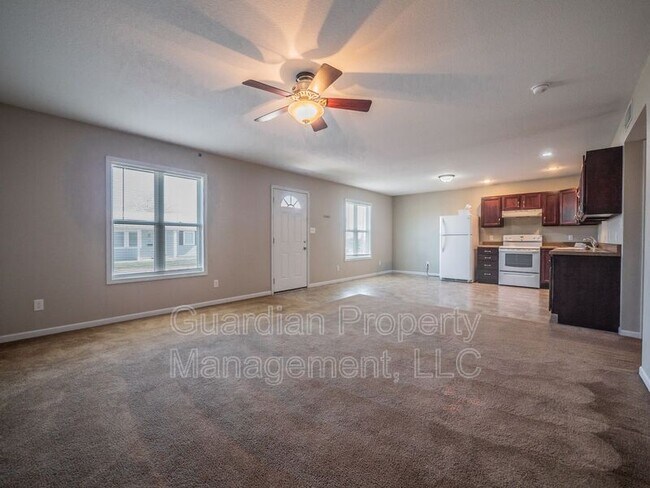 Foto del edificio - 214 E 1st St