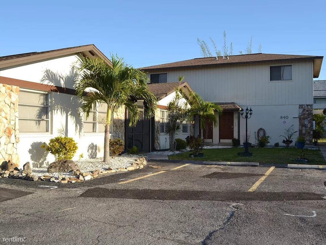 Primary Photo - 2 br, 1 bath Townhome - 840 Cape Coral Pkwy W