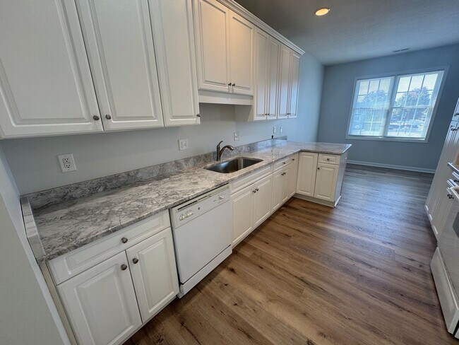 Foto del edificio - Brick End Unit Home in Taylor Springs NEW LVP FLOORING