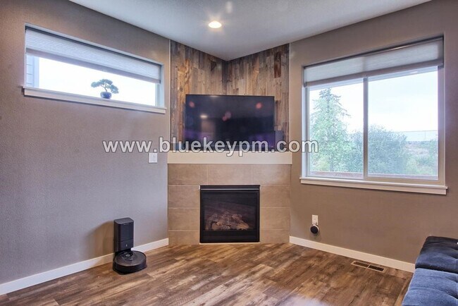 Building Photo - 3 Bed, 2.5 Bath Overlooking Gee Creek Gree...