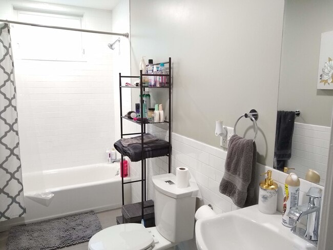 Building Photo - 14 Ashley St