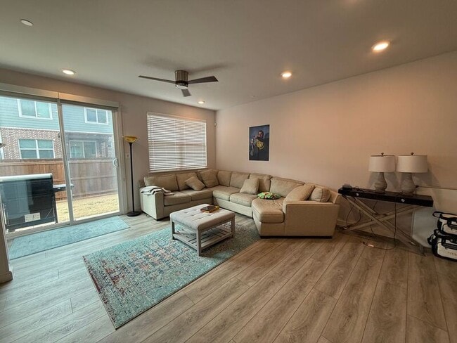 Foto del edificio - 616 Laurel Ln