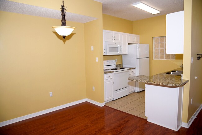 Foto del edificio - Updated 2nd floor unit at the Oaks!