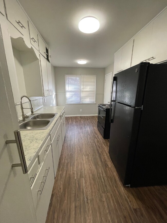 Building Photo - Updated 2 Bedroom, 1 Bathroom Duplex with ...