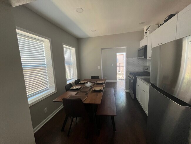 Dinning area - 333 E Woodlawn Ave