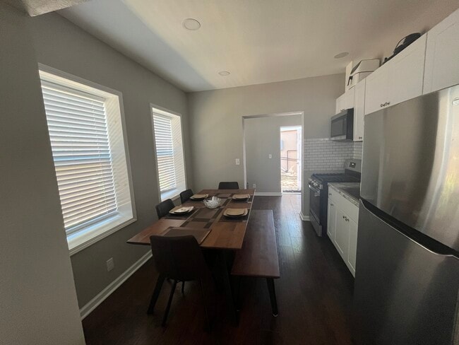 Dinning area - 333 E Woodlawn Ave