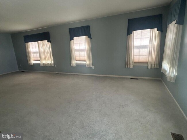 Foto del edificio - 21 Fieldcrest Dr