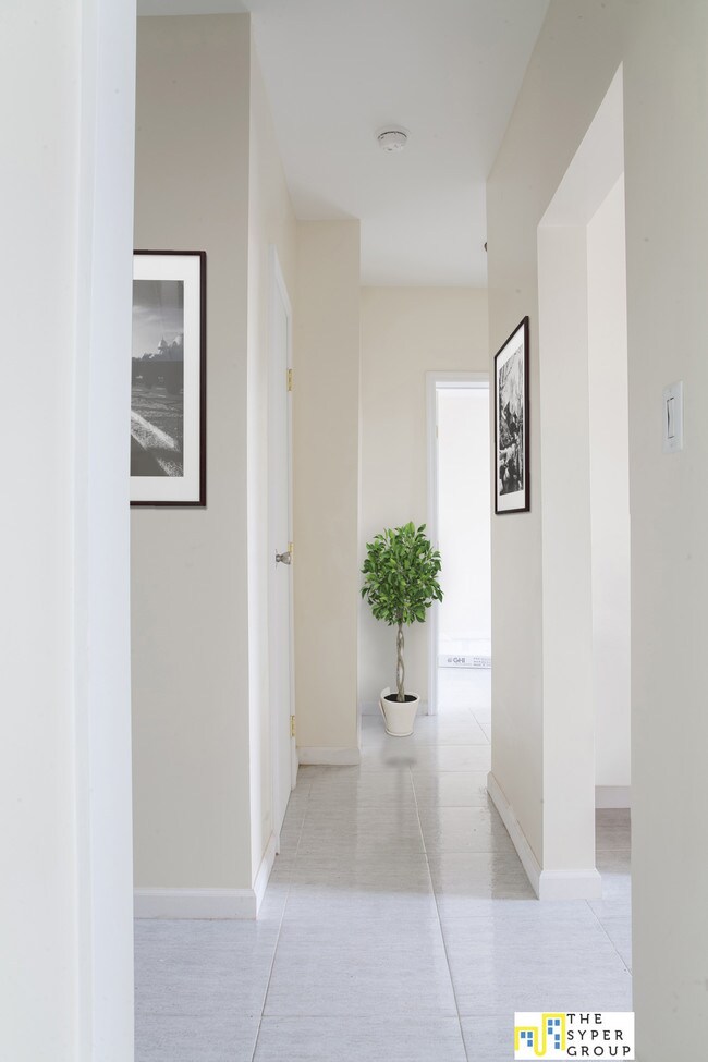 Foto del edificio - 553 Hinsdale St