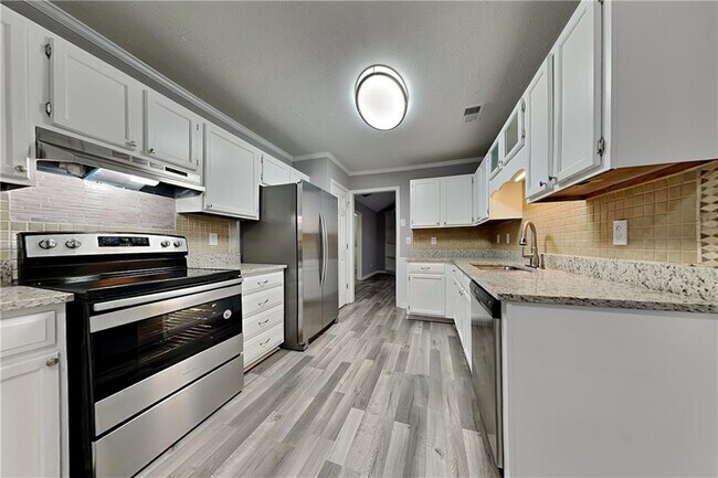 Foto del edificio - 2150 Lakeway Dr