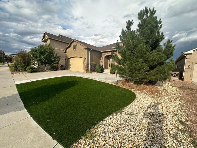 Foto del edificio - 5 Bed 3 bath house in Banning Lewis!