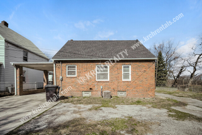 Building Photo - 3-Bedroom Home with 2-Car Detached Garage