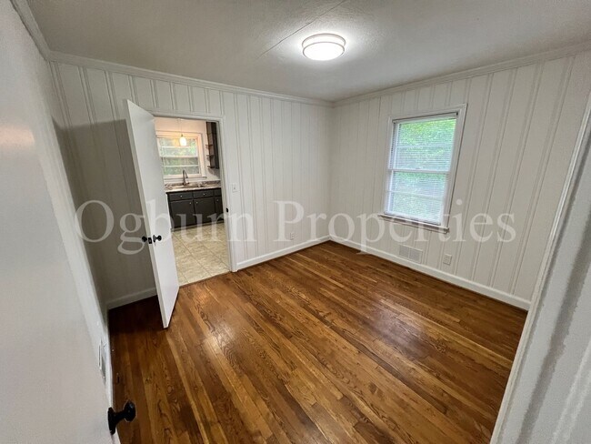 Building Photo - 2600 Lyndhurst Ave