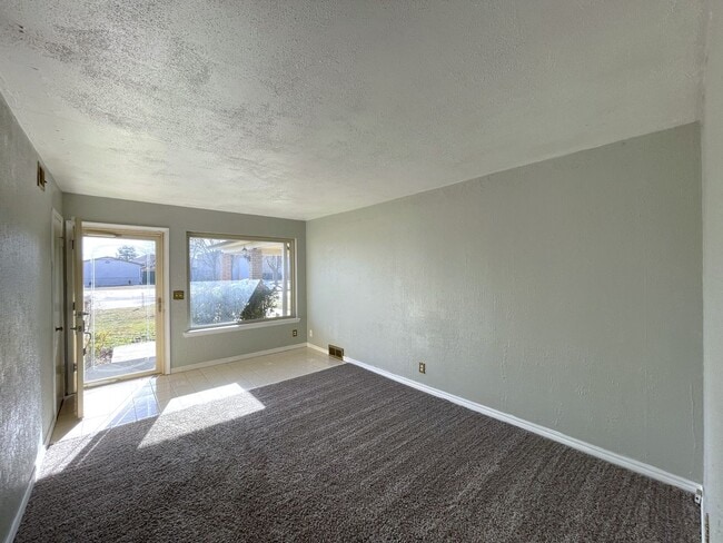 Building Photo - Welcome to this charming 3-bedroom, 1-bath...